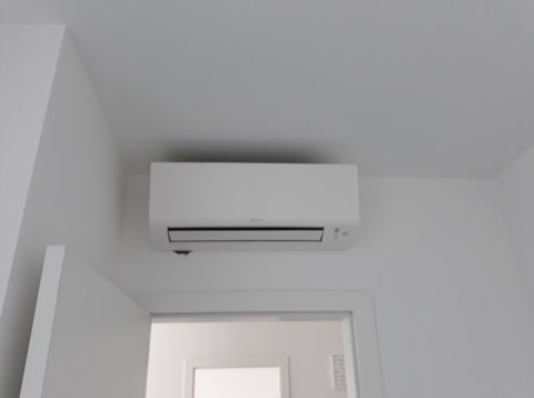 Daikin Perfera - nad dverami