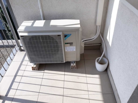 Daikin Emura - vonkajšia jednotka v rohu