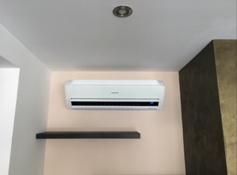 Samsung AR9500 Wind-Free Standard - vnútorná jednotka nad poličkami detail