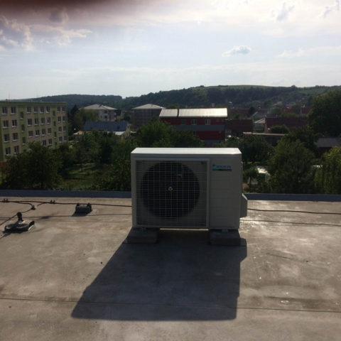 Daikin Emura - vonkajšia jednotka na streche