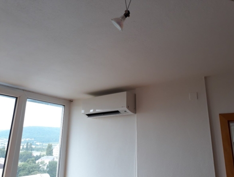 Toshiba Suzumi Plus - vnútorná jednotka blízko k oknám