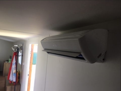 Samsung AR9500 Wind-Free Standard - vnútorná jednotka blízko dverí