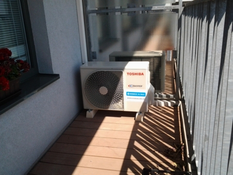 Toshiba Suzumi Plus - vonkajšia jednotka na balkóne