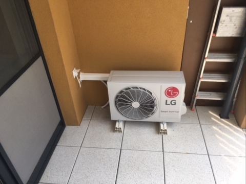 LG Standard Plus - vonkajšia jednotka na balkóne