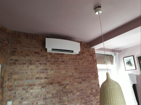 Daikin Emura - vnútorná jednotka na tehlovej stene