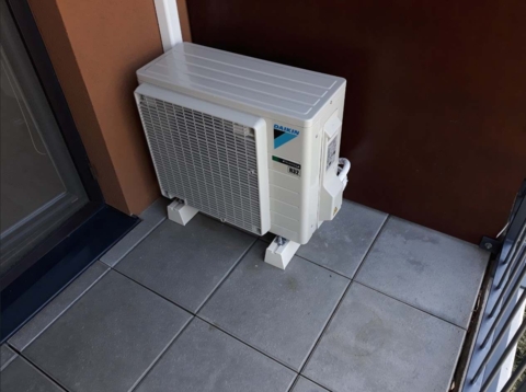 Daikin Sensira - vonkajšia jednotka ukotvená na zemi