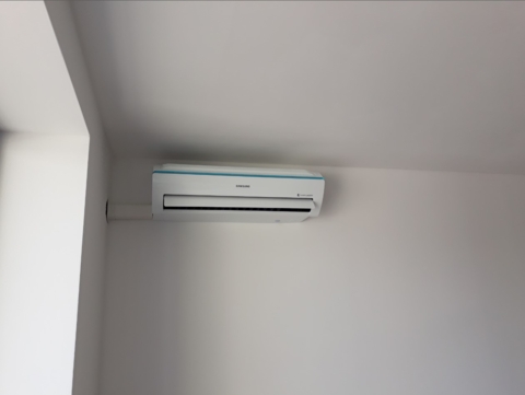 Samsung klimatizácia - vnútorná jednotka u balkóna