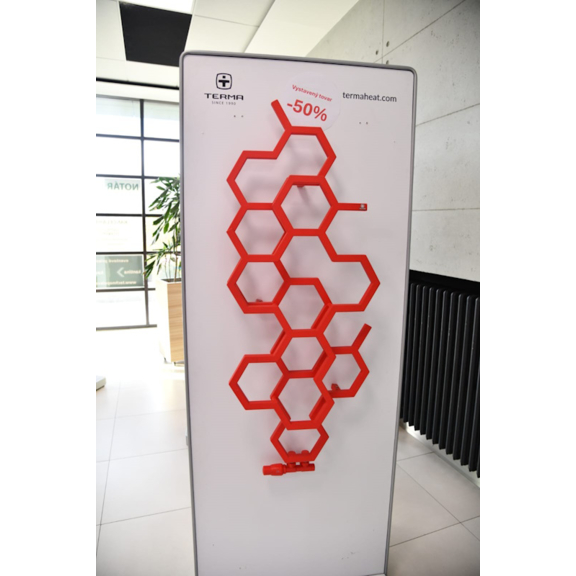 TERMA Hex vertikálny vodný dizajnový radiátor - showroomový radiátor
