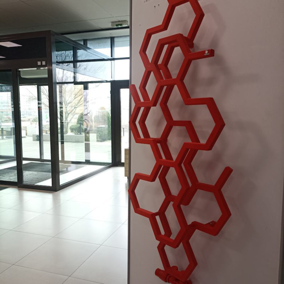 TERMA Hex vertikálny vodný dizajnový radiátor - showroomový radiátor