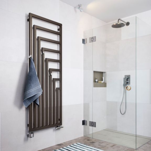 TERMA Angus V dizajnový radiátor v interiéri - vešiak zip na zavesenie uterákov