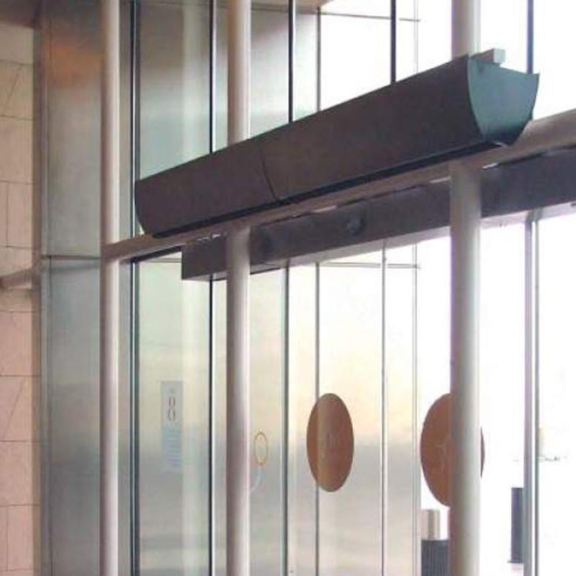 Časté otváranie dverí prináša tepelné straty. Vzduchová clona ich zníži až o 85%