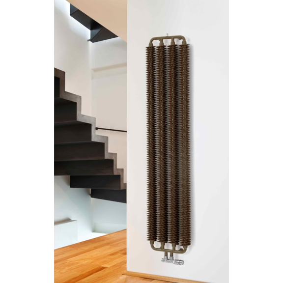 TERMA Ribbon V retro radiátor 1720x390 detail - v interiéri