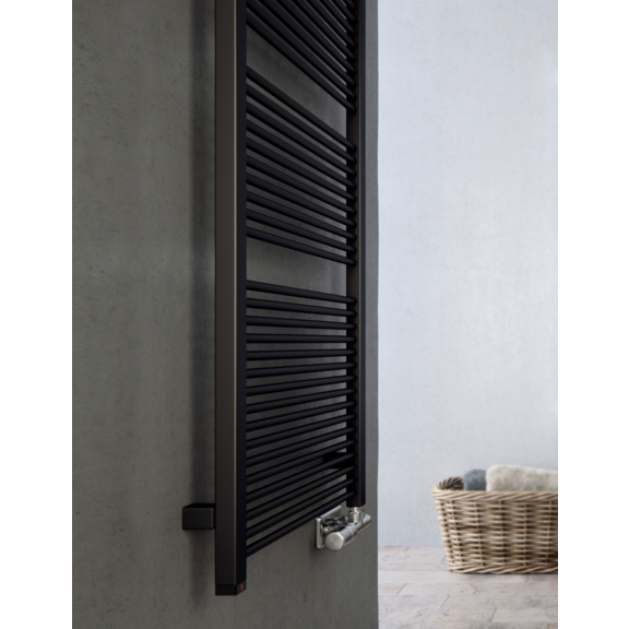 TERMA Mike ONE dizajnový radiátor 1335x530 Soft 9005 do chodby